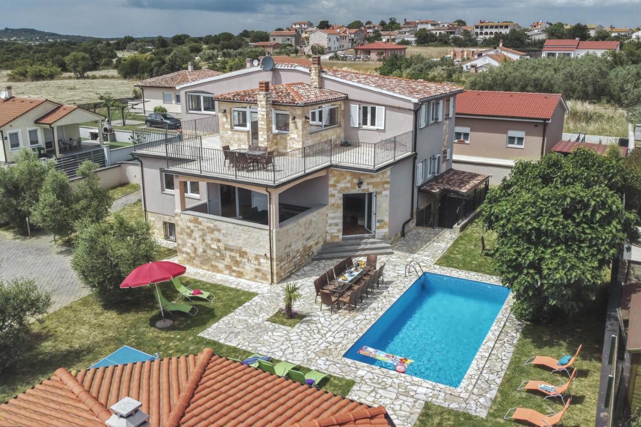 Villa Villa Gracia - Big House, Pool, Bbq, Playground & Table Tennis, Game Room With Billiards & Table Football, Pula, Istria